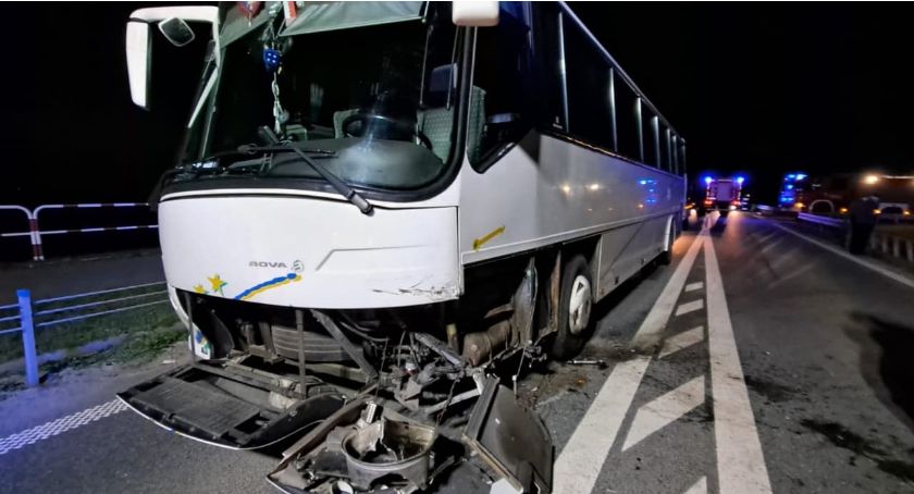 Obwodnica Miękini - Pijany kierowca osobówki wjechał pod prąd i zderzył się z autobusem