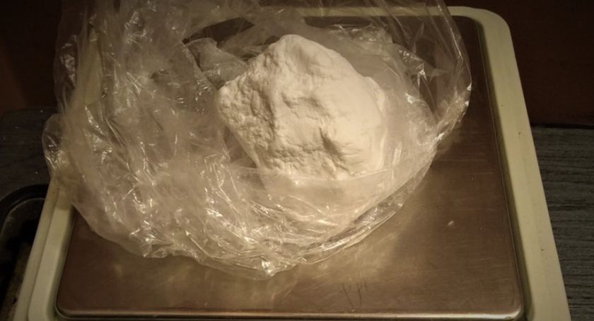 17-latek miał schowane w domowej lodówce kilkaset porcji narkotyków