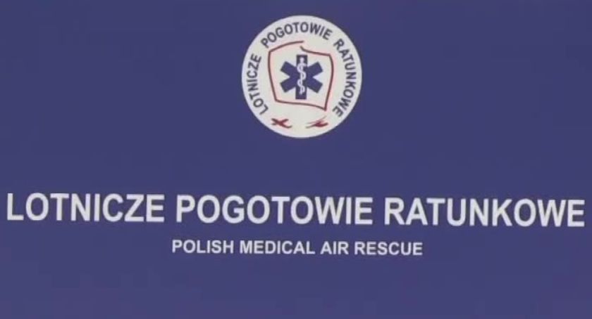 Śmigłowiec LPR uziemiony przez śmieci. Przed startem ratownicy musieli posprzątać łąkę