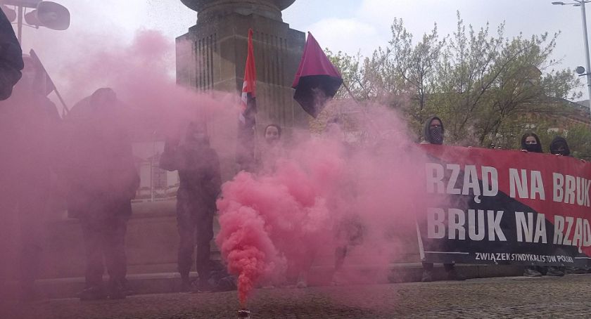 Manifestanci zaatakowani przez uzbrojoną grupę narodowców. Zatrzymano pięć osób