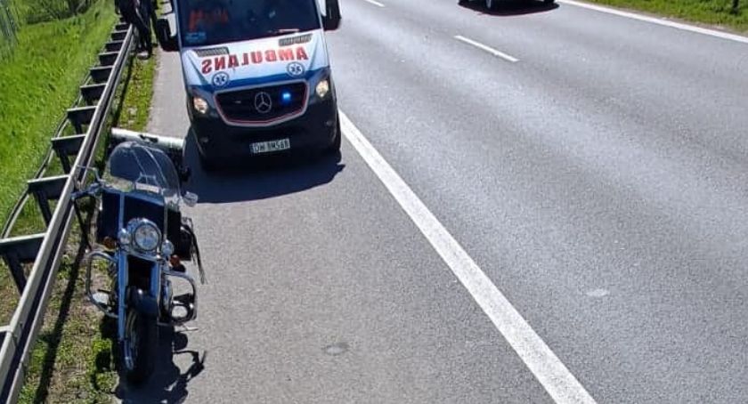 Na autostradzie A4 przewrócił się motocykl z jadącą nim parą