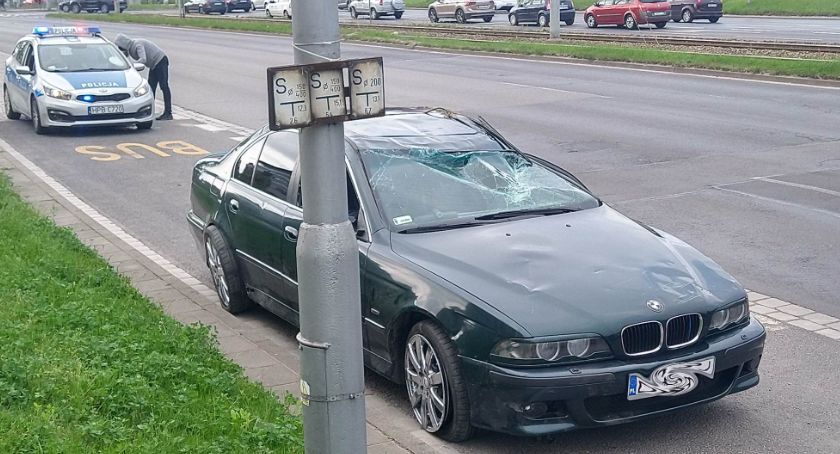 Dachowanie koło Magnolii. Auto zablokowało torowisko