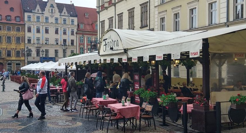Otwarte ogródki i spacery bez ograniczeń. Wrocławski Rynek tętnił dziś życiem