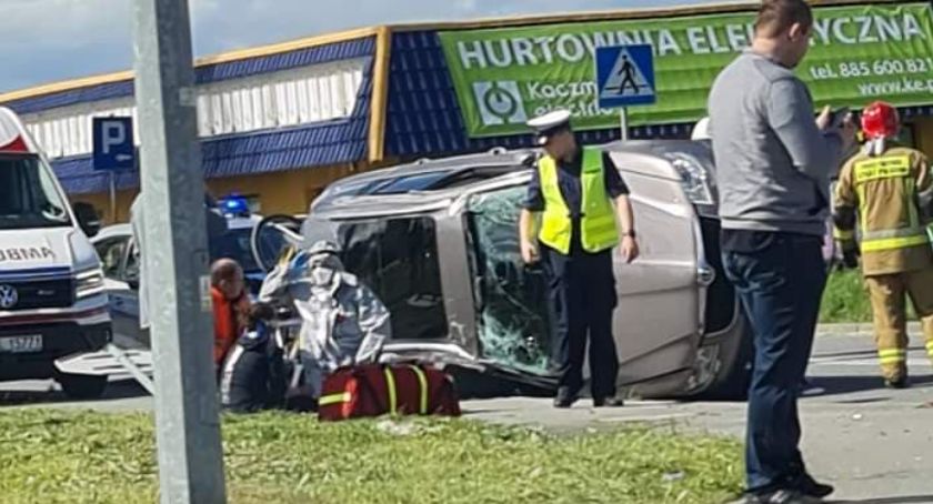 Poważny wypadek w Kłodzku. Jedna z pięciu poszkodowanych osób uwięziona w aucie