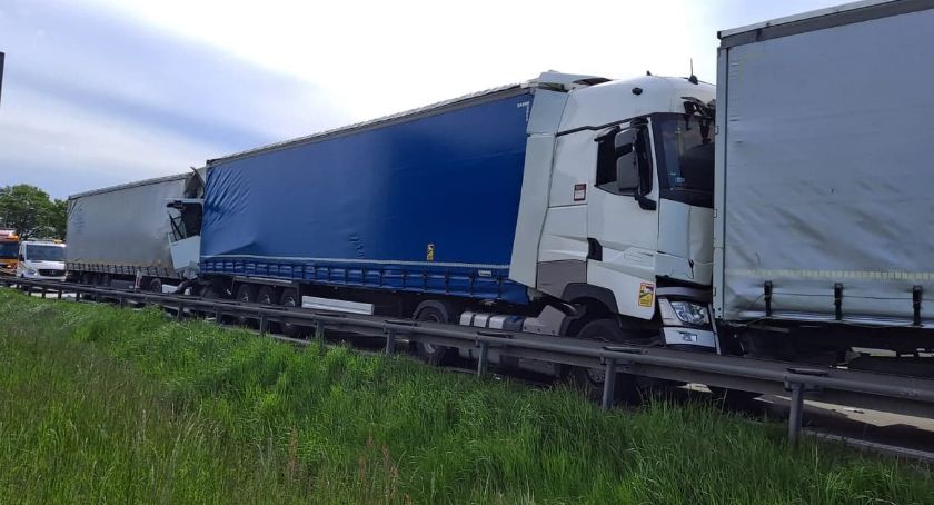 Trzy ciężarówki zderzyły się na autostradzie A4 pod Wrocławiem. Są ogromne utrudnienia.