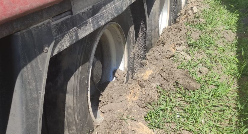 Kolejne utrudnienia na autostradzie A4. Samochód ciężarowy ugrzązł w błocie