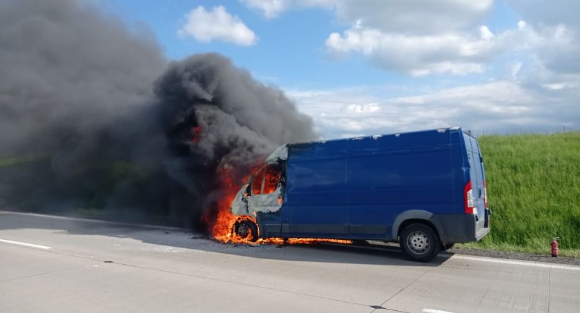 Pożar busa na 129 km autostrady A4 w kierunku Wrocławia. Zobacz film