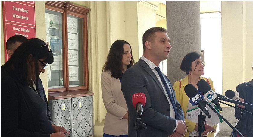 Protest przeciwko przyznaniu Nagrody Wrocławia dla Ogólnopolskiego Strajku Kobiet