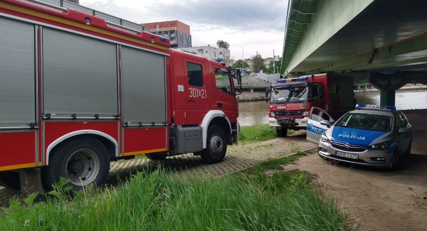 Policja i straż pożarna przy Moście Dmowskiego. Trwają poszukiwania obywatela Ukrainy