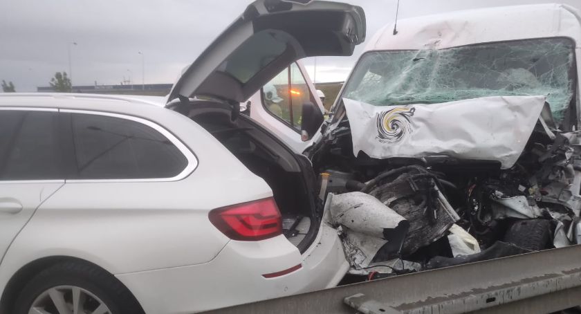 Wypadek 4 aut na autostradzie A4 przy zjeździe na S8. Jedna osoba ranna
