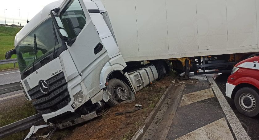 Ciężarówka wypadła z drogi na zjeździe z A4 na AOW
