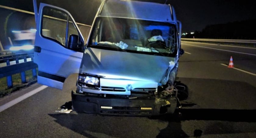 Jechał „pod prąd” autostradą. Pomimo spowodowania 3 zdarzeń drogowych, kontynuował nocną podróż