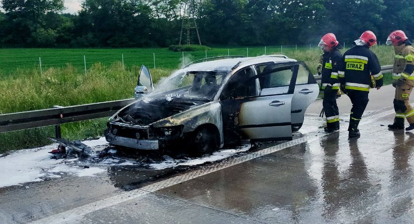 Pożar auta osobowego na 141 km autostrady A4. Droga w kierunku Wrocławia wciąż zakorkowana