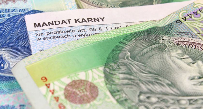 Zatrzymany motocyklista próbował wręczyć policjantom łapówkę