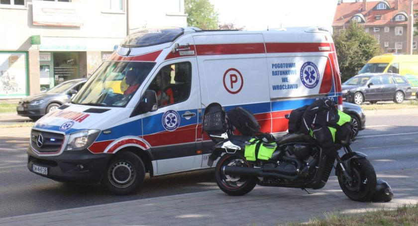 Wypadek z udziałem motocyklisty na Kromera. Pasażerka z obrażeniami głowy trafiła do szpitala