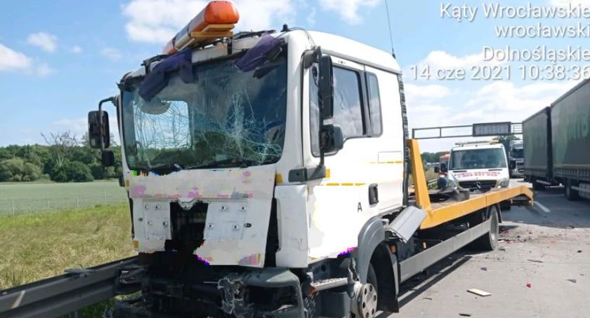 Kolizja dwóch aut na 139 km autostrady A4 w kierunku Legnicy