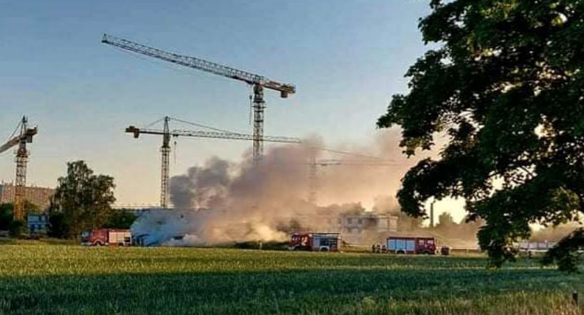 Dym nad Zakrzowem. Płonęły sterty słomy.