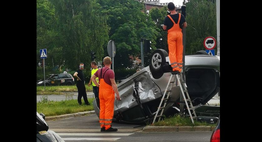 Dachowanie na Zaporoskiej. Jedna osoba trafiła do szpitala