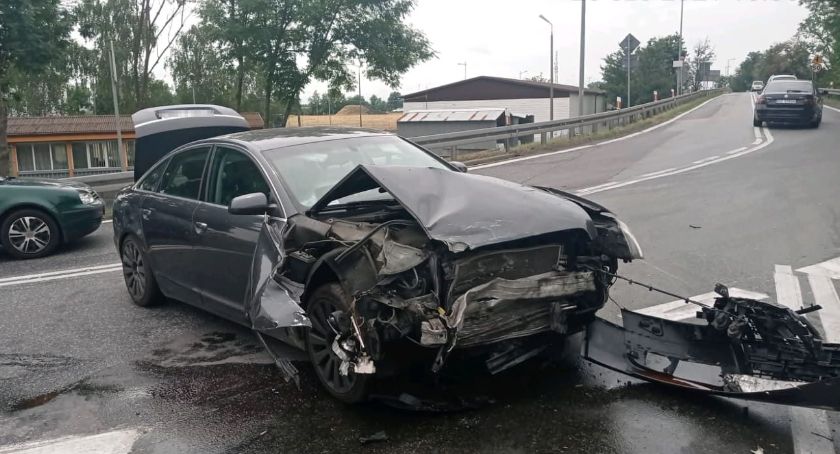Zderzenie czołowe dwóch osobówek na zjeździe z autostrady A4 - węzeł Kostomłoty