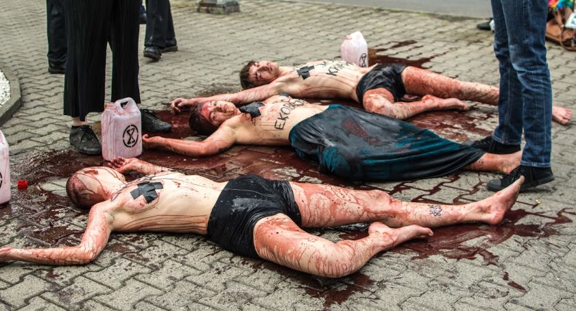 Krwawy protest aktywistów Extinction Rebellion. Uwaga zdjęcia o charakterze drastycznym