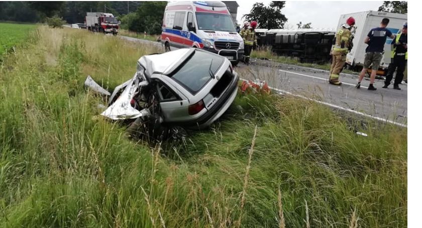 Śmiertelny wypadek na DK94. Zderzenie samochodu osobowego z ciężarówką