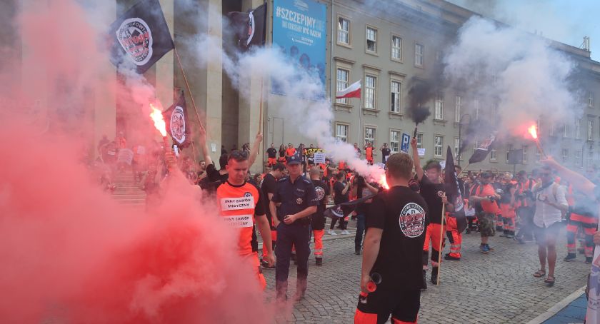Kiedyś bili nam brawo-teraz plują nam w twarz. Protest Ratowników Medycznych