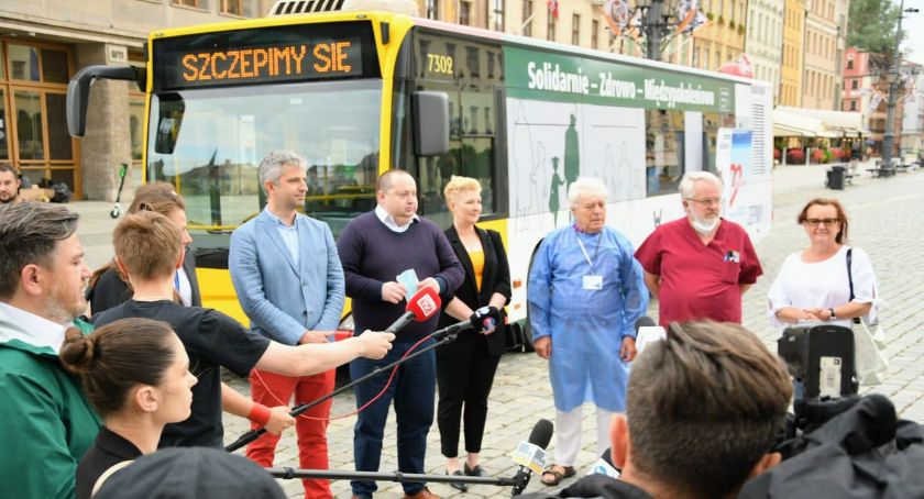 Dziś w trasę wyruszył SZCZEPCIObus- autobus do zadań specjalnych