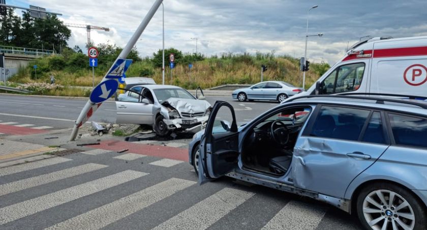 Bielany Wrocławskie. Kierowca BMW wjechał na skrzyżowanie na czerwonym świetle