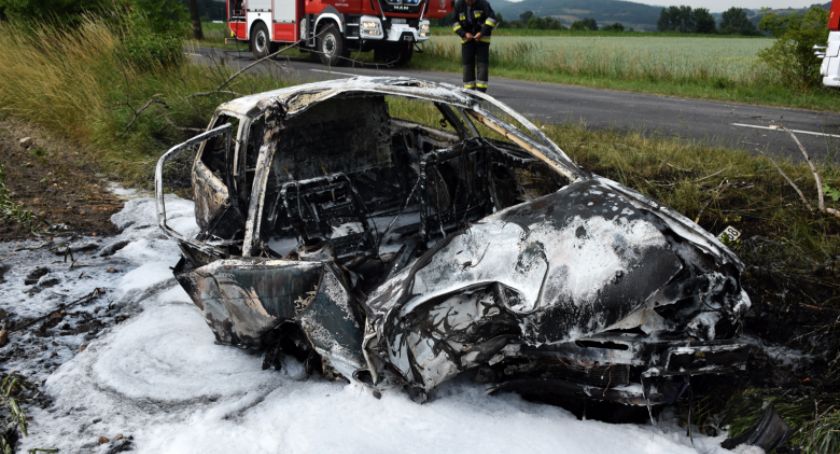 Śmiertelny wypadek młodego kierowcy. Samochód uderzył w drzewo i stanął w płomieniach