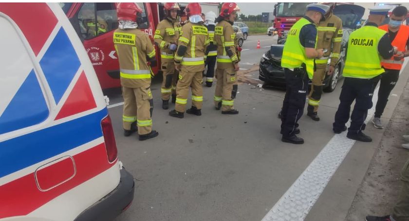 Autostrada A4. Zderzenie auta osobowego z karetką pogotowia wiozącą pacjenta