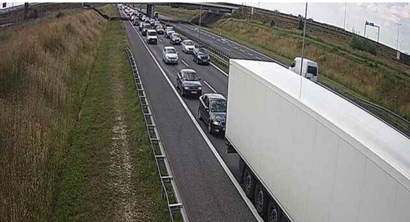 Bielany Wrocławskie. Zderzenie osobowego BMW z busem wiozącym 9 osób na A4