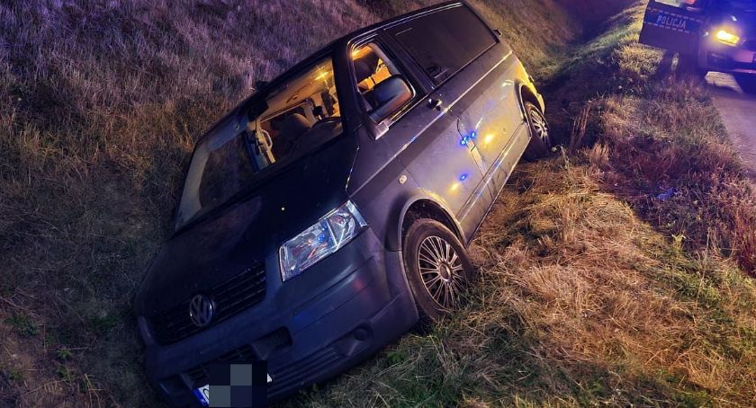 Bus w rowie na A4. Kierowca i pasażer pod wpływem narkotyków.