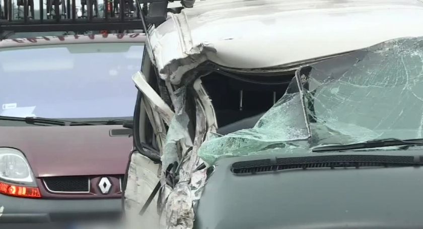 Pięcioro dzieci w szpitalu po zderzeniu busa z autem pilotującym wojskową kolumnę