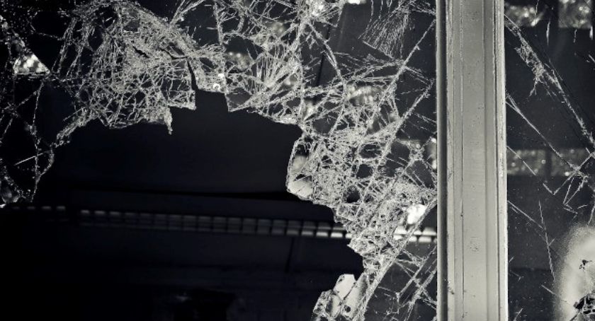 Chciał się zemścić ale pomylił domy. Pijany wandal w rękach policji