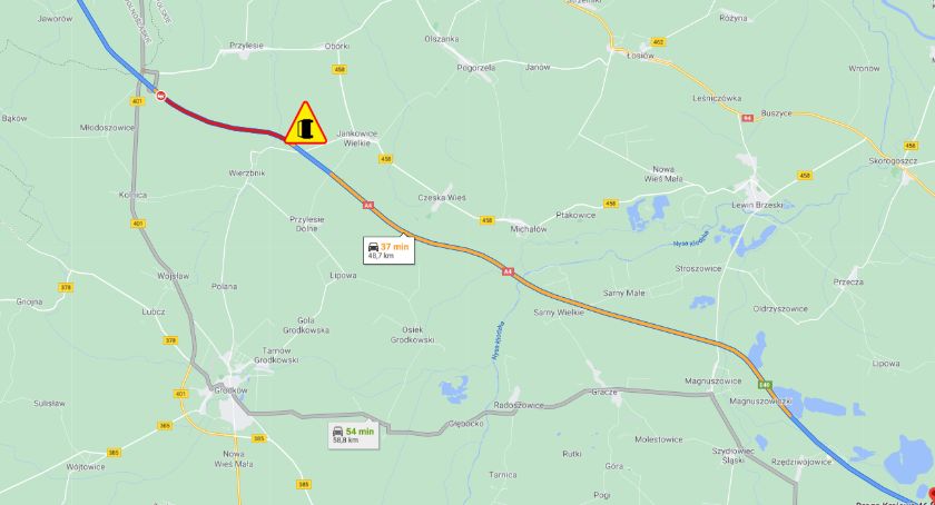 Autostrada A4. Ciężarówka uderzyła w barierki i zablokowała pas ruchu w kierunku Katowic