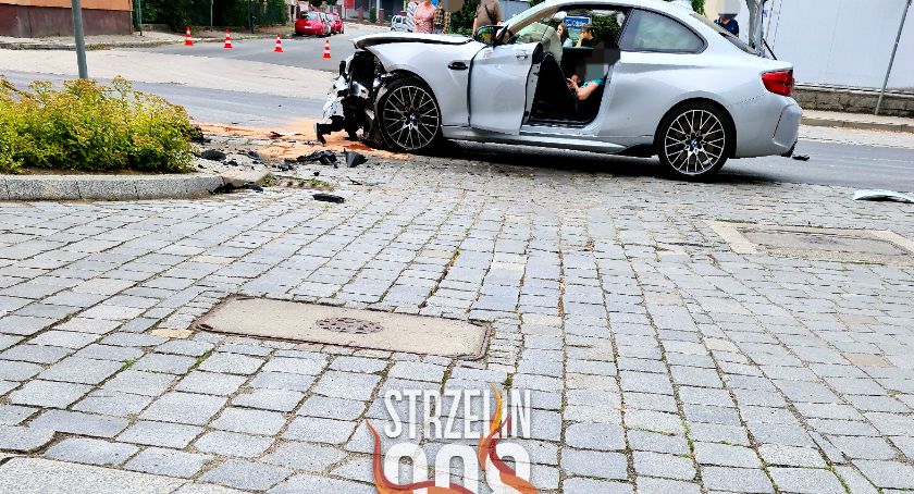 Jazda bokiem BMW zakończona czołówką