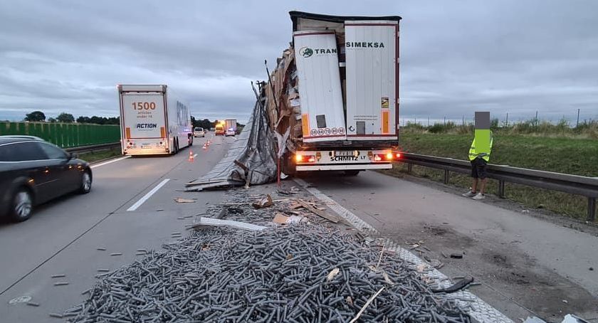 Rozpruta naczepa i zmiażdżona kabina. Zderzenie dwóch tirów na autostradzie A4.