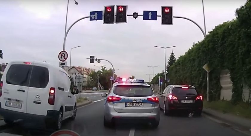 Spontaniczna policyjna eskorta do szpitala. Funkcjonariusze bez wahania pomagają rodzącej kobiecie. Zobacz film