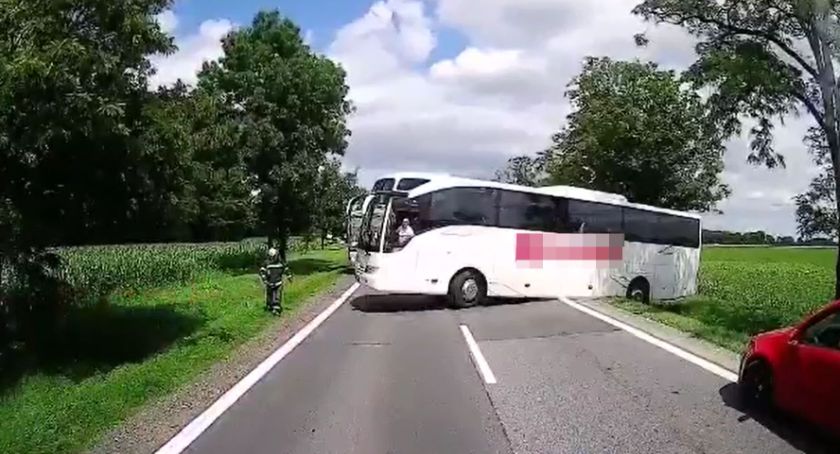 12 minut opóźnienia może kosztować ludzkie życie. Autobus blokuje dojazd do wypadku. Zobacz film