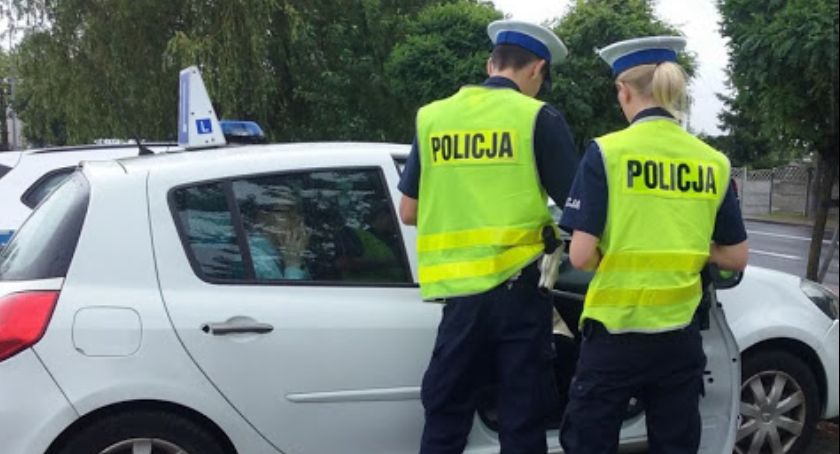 Mocna szkoła jazdy. Trzeźwy kursant lekko wczorajszy instruktor