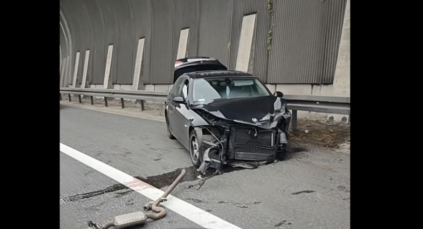 BMW uderzyło w bariery na AOW i zablokowało pas awaryjny. [film]