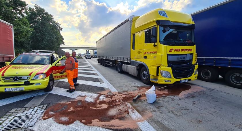 Kolizja dwóch ciężarówek na 141 km autostrady A4 w kierunku Wrocławia. Utworzyły się kilkukilometrowe korki
