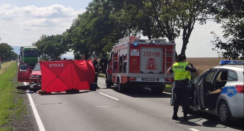 Śmiertelny wypadek na DK35 pod Gniechowicami. Motocyklista zderzył się z autem osobowym