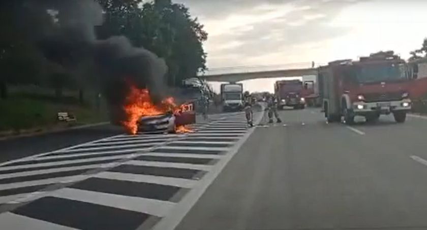 Pożar auta osobowego na 141 kilometrze autostrady A4. Zobacz film