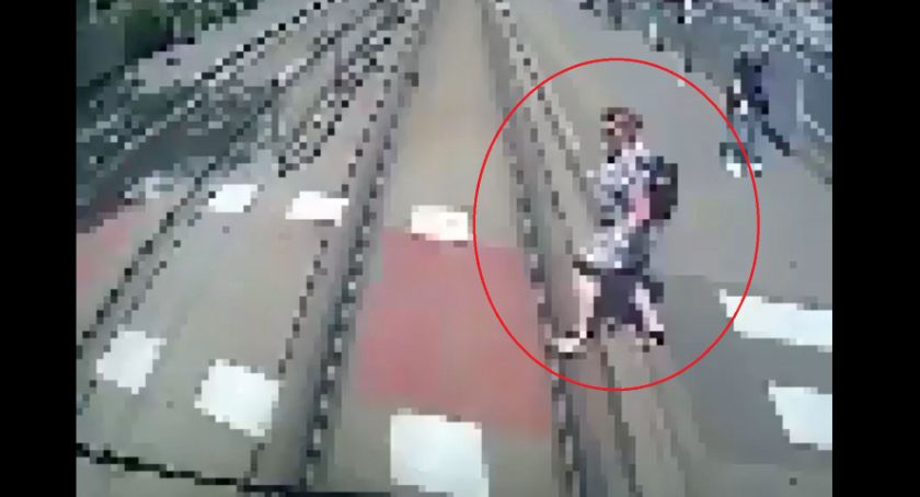  Piesza pod kołami tramwaju. Zobacz mrożący krew w żyłach film z wypadku