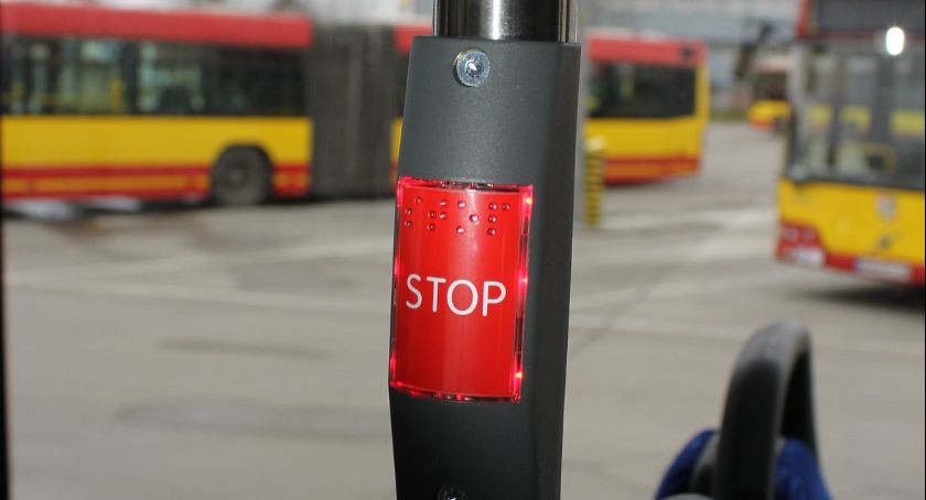 Drzwi autobusu przytrzasnęły starszą kobietę. Pojazd ruszył, ciągnąc kobietę po asfalcie