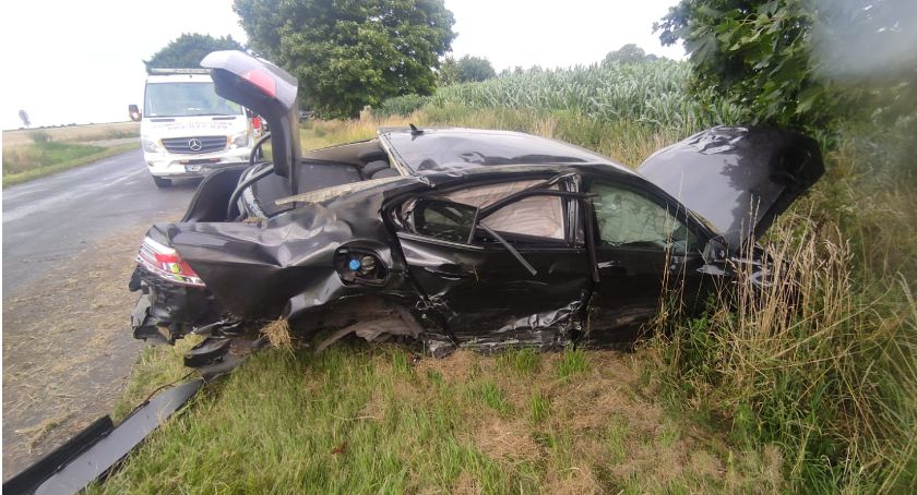 Ścigając się wpadli na skrzyżowanie, staranowali przypadkowe auto i zbiegli z miejsca wypadku