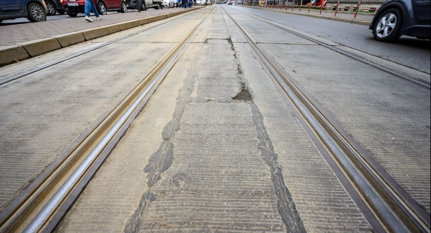 Utrudnienia na ulicy Kosmonautów po zderzeniu osobówki z tramwajem