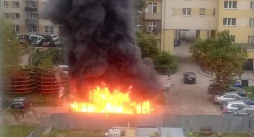 Pożar wiaty śmietnikowej na Ołbinie. Uszkodzeniu uległy dwa pojazdy