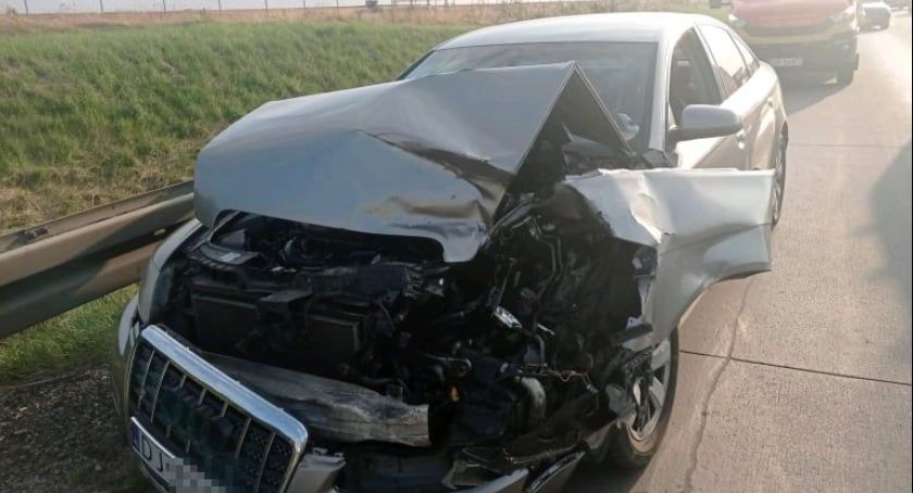 Kolizja 3 aut na A4. Doszczętnie rozbite Audi znaleziono puste ponad pół km od miejsca zdarzenia